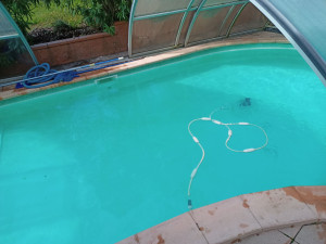 Photo de galerie - Reprise piscine inactive depuis 3 ans. 
Karcher sur la terrasse. 
Changement verre dans la filtre. 
Réparation surpresseur et robot Polaris 240. 