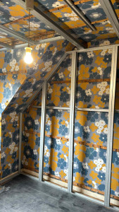 Photo de galerie - Fourniture et pose de plaques de plâtre (placo) sur ossature métallique. Réalisation des cloisons et plafonds avec bandes, joints et finitions prêtes à peindre. Travail propre et soigné.