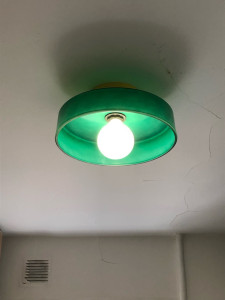 Photo de galerie - Pose d’un plafonnier en verre 