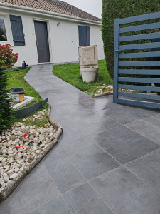 Photo de galerie - Carrelage extérieur pour terrasse avec carreaux de 60x60cm gris et joints gris titane
