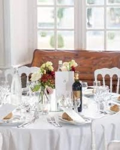 Photo de galerie - Mise en place de tables avant service pour mariage