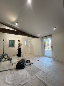 Photo de galerie - Dans cette pièce nous avons, démolie la cloison sous poutre, pose de rail sur l’ensemble de la pièce, électricité, plomberie, isolation, pose placo, réalisation des bandes, ponçages, préparation mur, peinture, pose de spot, carrelage….