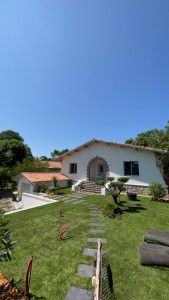 Photo de galerie - Transformation d’une devanture de villa avec gazon de placage, pas japonais, création de massifs…