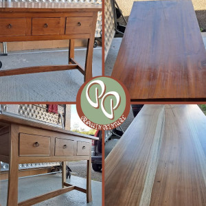 Photo de galerie - Rénovation d'un ancien meuble massif :
décapage et ponçage minutieux, vernissage avec des produits de qualité. Retour au bois naturel.