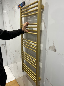 Photo de galerie - Installation d’un sèche serviette 