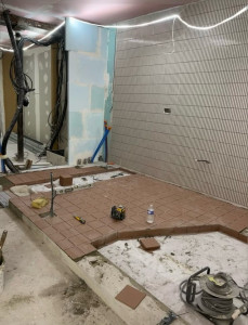 Photo de galerie - Pose de carrelage extérieur réalisée avec soin, dans le respect des niveaux et des finitions. Chantier propre et travail de qualité.