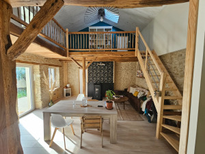 Photo de galerie - Pièce de vie refaite du sol au plafond, escalier,mezzanine, parquet, pose poêle a granulé, plafond rampant, pose d'ouverture et de velux etc