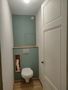 Photo de galerie - Rénovation complète de WC : 
- Carrelage 
- Pose WC suspendu 
- Fabrication d'une niche pour les rouleaux 
- Plâtrerie 
- Pose d'une tablette en bois
- Peinture 
