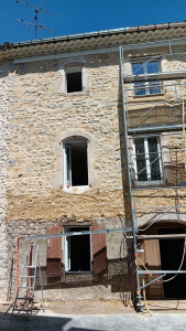 Photo de galerie - Pose de joint de pierre à la chaux.