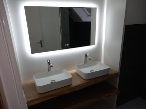 Photo de galerie - Installation miroir et plan de travail massif