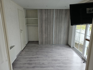 Photo de galerie - Pose de placard sur mesure avec pose de parquet 