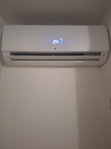 Photo de galerie - Pose de climatisation réversible 3 cassettes et moteur pour une maison