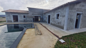 Photo de galerie - Maison en cours de construction avec piscine, entièrement réalisée par moi même, de l'implantation à la couverture en passant par la charpente traditionnelle 