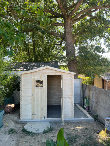 Photo de galerie - Semelle en béton + nie de gravier afin de pouvoir monter le petit chalet en bois . 