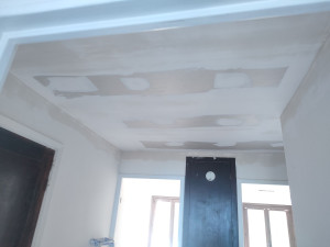 Photo de galerie - Placo plâtre au plafond et bande à joints . 
ratissage générale murs et plafonds au airless. 