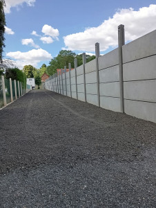 Photo de galerie - 50 mètres de clôture béton avec 50 cm de dénivelé. Attente d'autorisation pour poser le 5eme plaque . Ainsi qu'un aménagement de l'allée avec 9 tones de grattage a la demande du client .