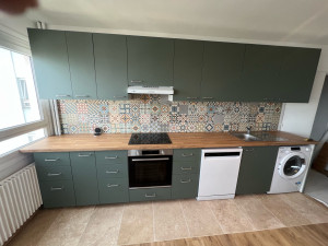 Photo de galerie - Cuisine entièrement installée avec pose de carrelage mural et parquet au sol. Montage complet des meubles et équipements de cuisine.