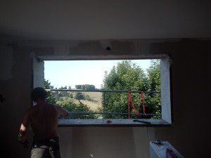 Photo de galerie - Création d'une ouverture 2x1 m avec linteau, enduit de finition, peinture, pose de volets roulant électrique 