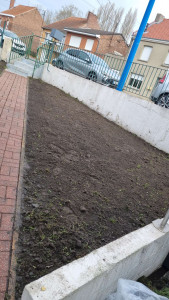 Photo de galerie - Désherbage enlever l'herbe  retourner  la terre 