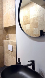 Photo de galerie - Pose de travertin avec niche dans une salle de bain