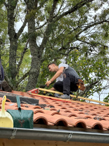 Photo de galerie - Réalisation d’un toit en tuile et faîtage ventilé avec gouttières en zinc et descente eau pluviale 