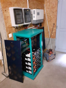 Photo de galerie - Onduleur hybride et 15kw de batteries