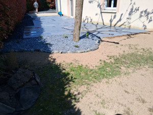 Photo de galerie - Réalisation d'une terrasse et d'un massif 