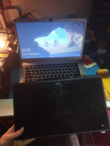 Photo de galerie - Remplacement d'un écran cassé par un neuf.