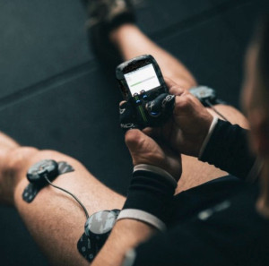 Photo de galerie - Location Compex SP8 / Récupération musculaire pro Appareil d’électrostimulation COMPEX SP8. Idéal pour :  	•	Récupération après entraînement 	•	Soulagement musculaire 	•	Renforcement ciblé Utilisation facile, résultats rapides.