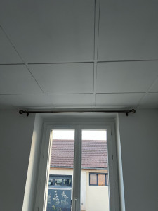 Photo de galerie - Pose de barre et de tringle à rideaux, traçage parfait et droit au laser, côtes respectées, client satisfait :)
