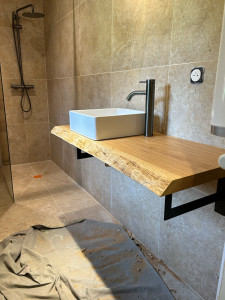 Photo de galerie - Pose d’une paroi de douche avec robinetterie et d’un vasque et son support avec robinetterie raccorder eau chaude eau froide ainsi que l’évacuation en pvc 