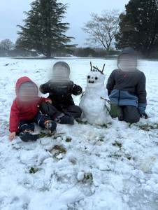 Photo de galerie - Atelier manuel ( création de bonhomme de neige) enfants de 8,6 et 2 ans 