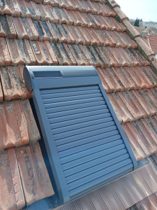 Photo de galerie - Pose d’une fenêtre de toit (velux) avec volet roulant solaire