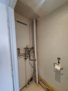 Photo de galerie - Placo et enduit posés, reste plus qu'à créer le placard sur mesure pour cacher ces tuyaux.