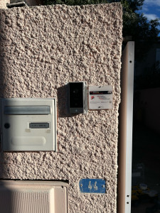 Photo de galerie - ? Sécurisez votre maison en toute simplicité ! ✅ Installation d’interphone vidéo ✅ Contrôle et gestion à distance avec votre smartphone Appelez-nous dès maintenant pour en profiter. 