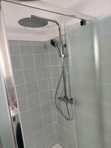 Photo de galerie - Montage de paroi de douche avec mitigeur pommeau 