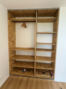 Photo de galerie - Création dressing sur mesure en plaque OSB