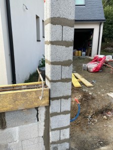 Photo de galerie - Élément de pilier (avec gaines pour sirène et détecteur)