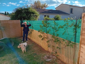 Photo de galerie - Pose de clôture avec brise vue et plantation de jasmins étoilé.