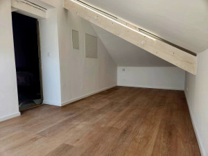 Photo de galerie - Aménagement des combles en sous-pente > création d’un sol en OSB sur poutres > parois et plafond en rails et BA13 > Trappe de visite compteur électrique & VMC > nouveau réseau électrique 5 prises + éclairage LED > revêtement sol en dalles PVC imitation bo