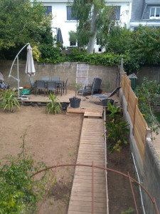 Photo de galerie - Terrasse,  allée et aplatissage terre poir semer le gazon.
