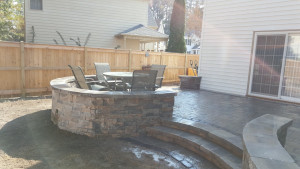 Photo de galerie - Réalisation d’une terrasse en béton : préparation du terrain, coffrage, mise à niveau, coulage du béton et finition soignée. Travaux de maçonnerie extérieure réalisés avec professionnalisme.