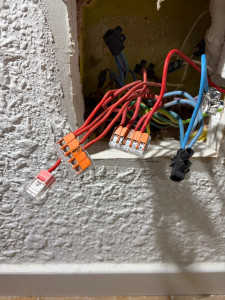 Photo de galerie - Étape finale du diagnostic : vérification des raccordements en boîte de dérivation ayant permis de localiser le conducteur à l’origine de la panne et de rétablir l’alimentation électrique du logement.