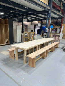 Photo de galerie - Table et banc de jardin en sapin massif 