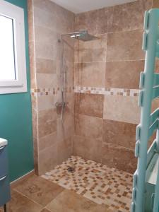Photo de galerie - Salle de bain rénovation totale travertin ( APRÈS)
