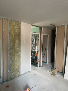 Photo de galerie - Réalisation de cloisons avec isolation et pose de porte