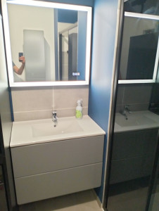 Photo de galerie - Installation meuble vasque et son miroir 