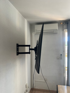 Photo de galerie - Fixation d’un support TV sur mur en béton
