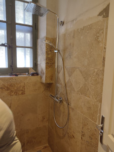 Photo de galerie - Rénovation en cours 
d une salle d eau en travertin a roquemaure dans le Gard 