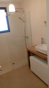 Photo de galerie - Réalisation d'une petite salle de bain avec un receveur 180x 90 
meuble vasque 
paroi de douche et colonne de douche 
plomberie d'origine : plomberie apparente 
modification encastré 
